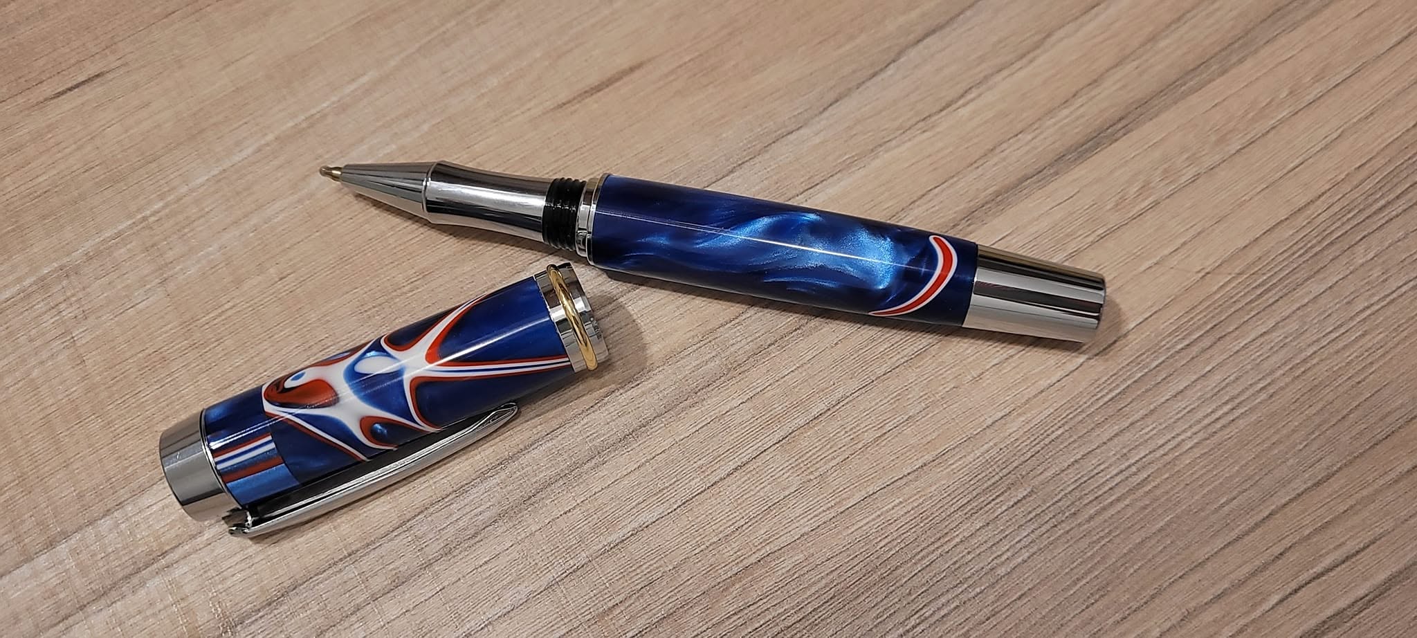 Penna roller artigianale tornita a mano in resina acrilica tricolore