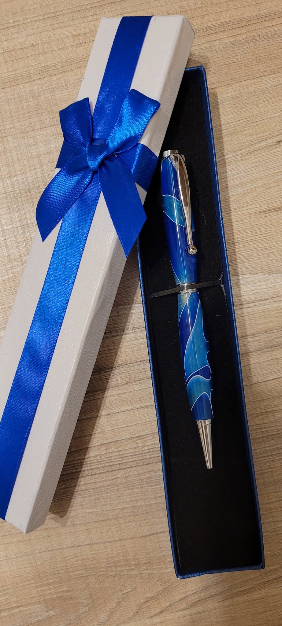 Penna a sfera twist in resina blu e bianca in scatola regalo