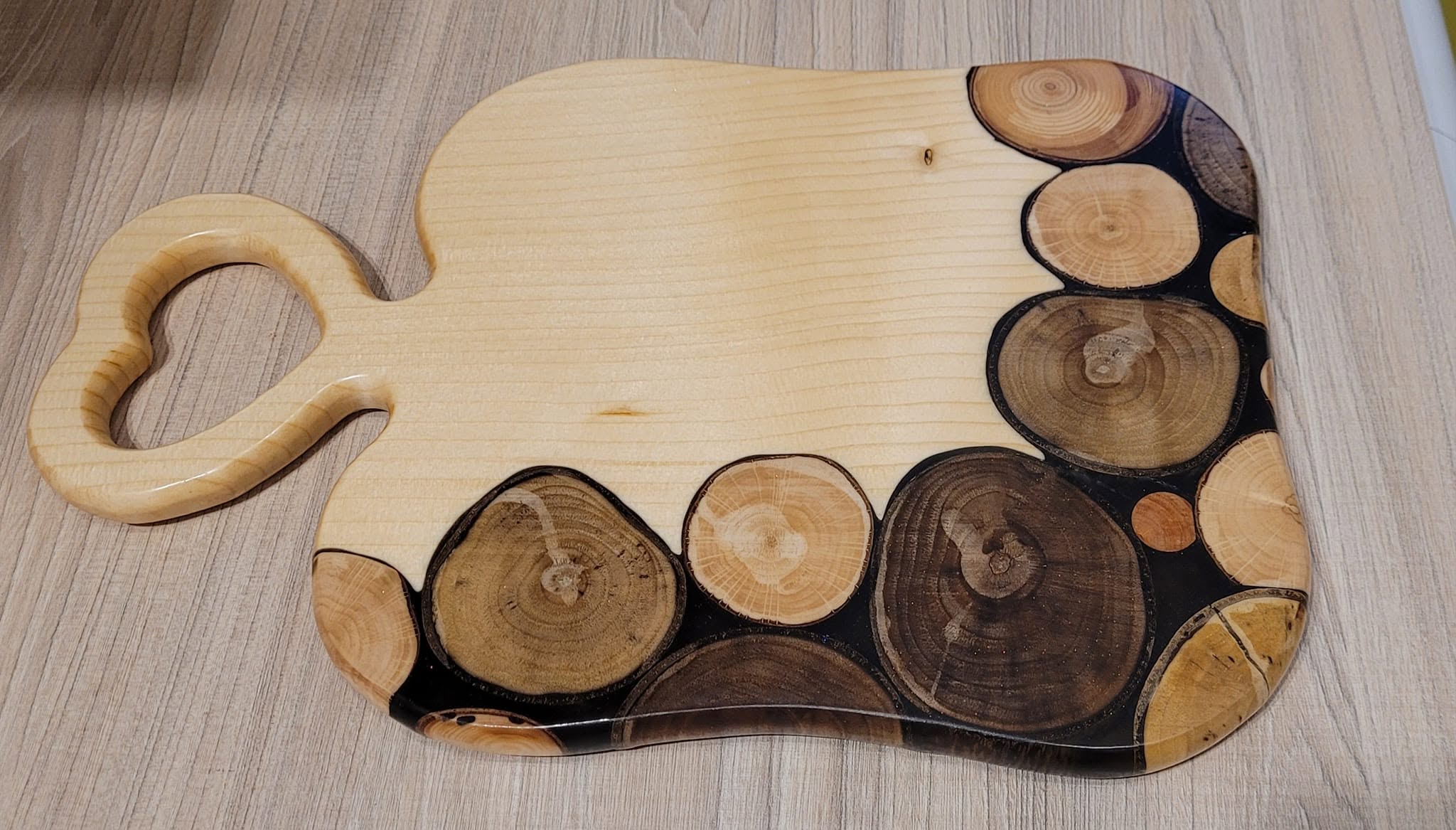 Tagliere in legno con mosaico di tronchetti e resina epossidica nera lucida